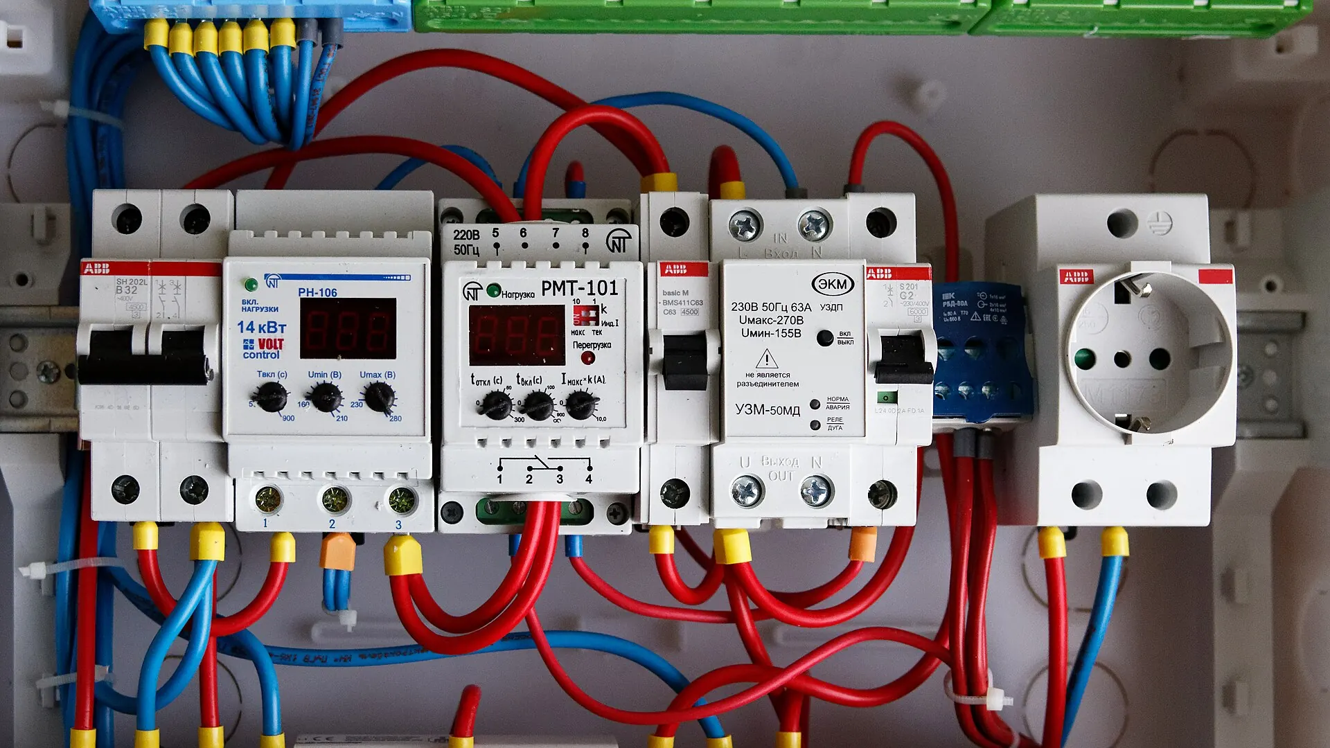 Interruptores y relés de protección modulares en un cuadro eléctrico