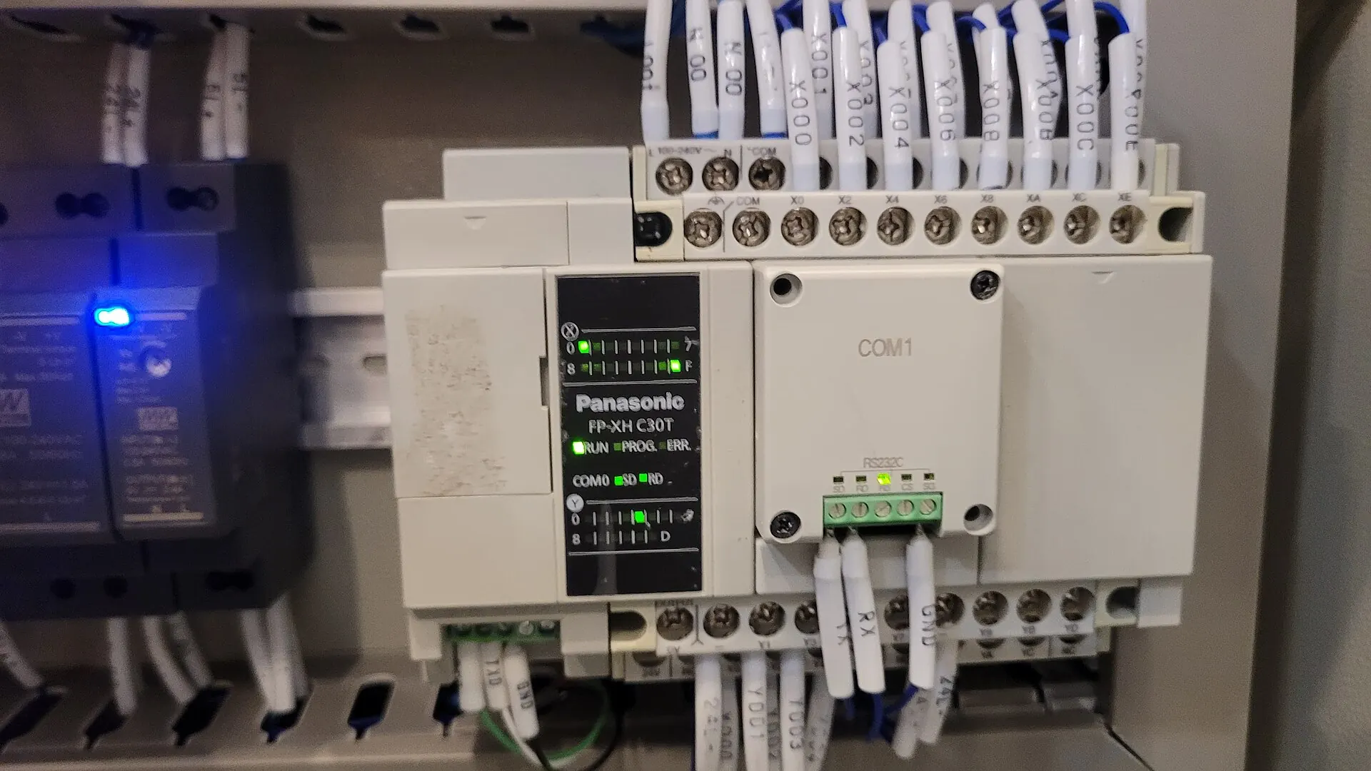 Autómata compacto y módulos de comunicación cableados sobre carril DIN