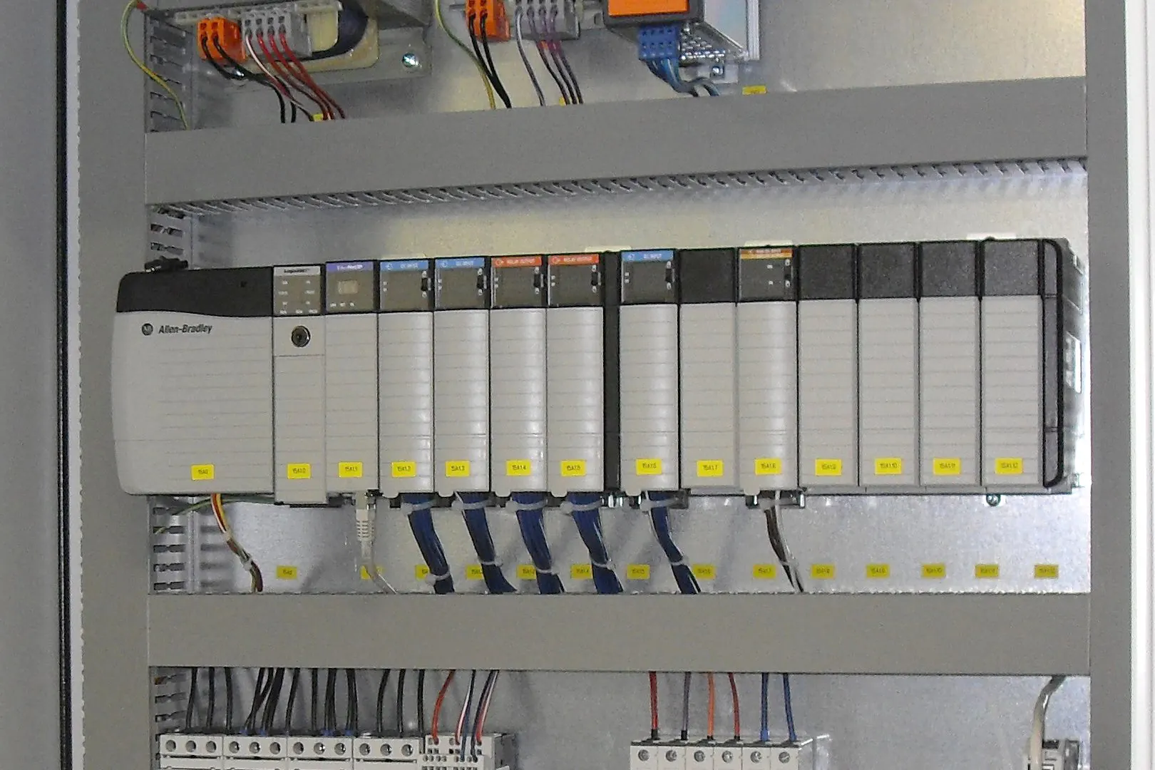 Autómata programable modular montado en el interior de un armario de control